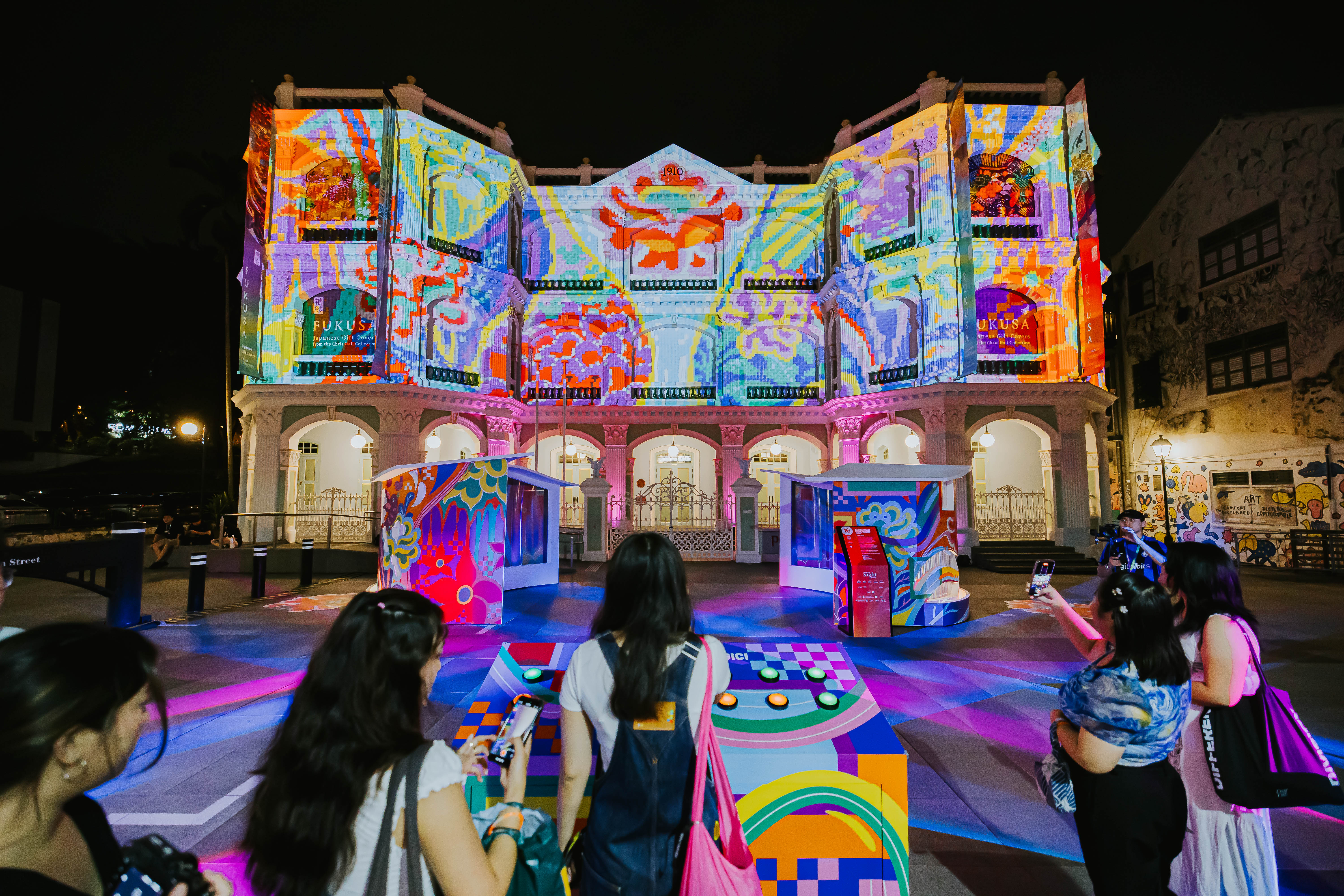 Between-Threads Projection Mapping